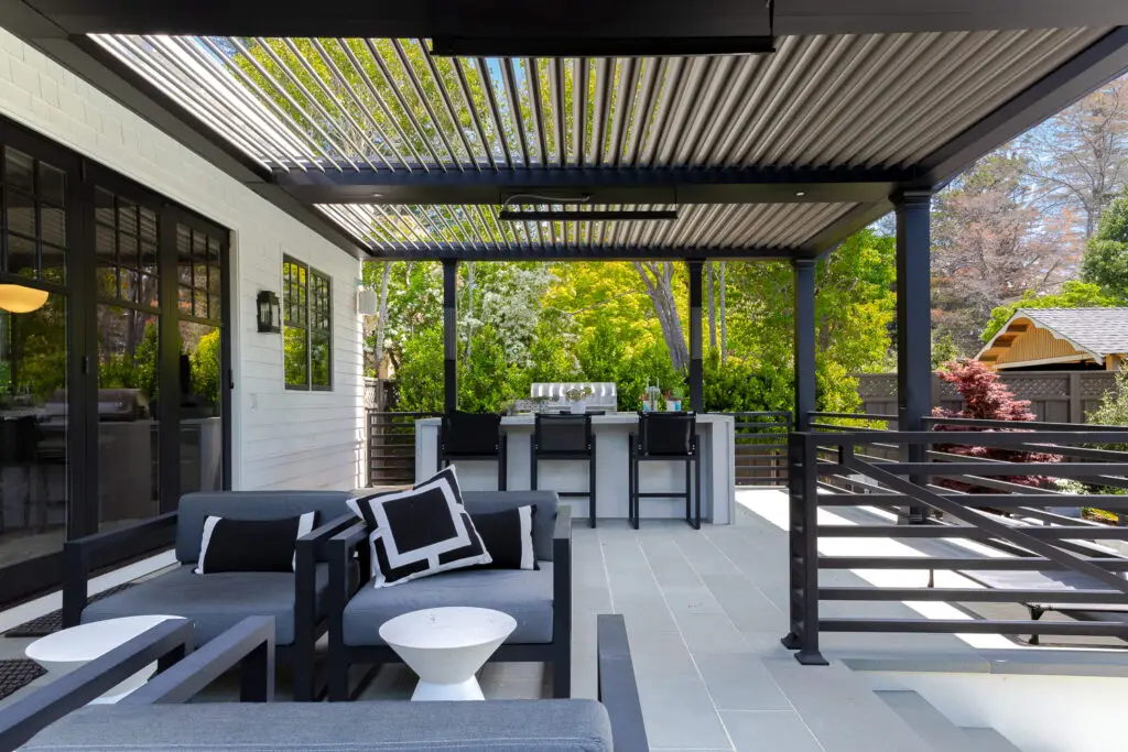 Lounge seating and an outdoor bar beneath a StruXure pergola in San Mateo, CA